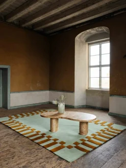 Rectangular|Alfombras Rectangulares></noscript>Layered Alfombra artesanal de lana de pelo largo Tekla Frame Verde salvia, turrón