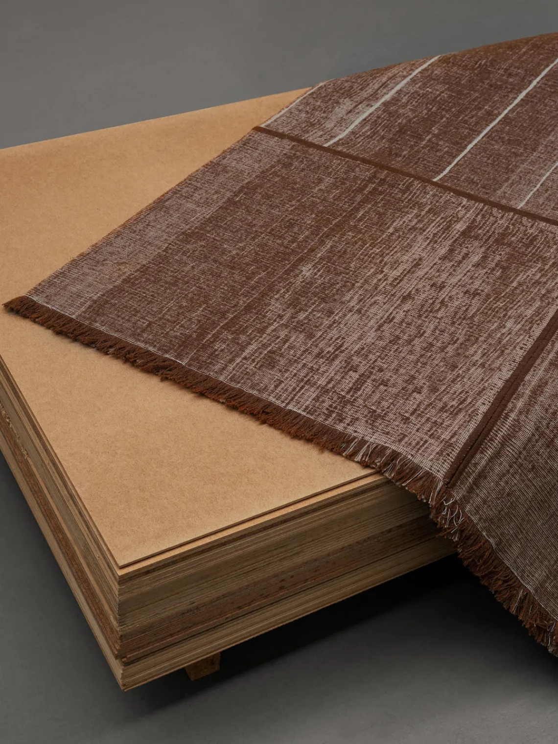 Alfombras De Pasillo|Alfombras De Pasillo>Louis de Poortere Alfombra corredor de pelo corto con flecos de diseño Folkform Monochrome Turrón, rojo vino, beige claro