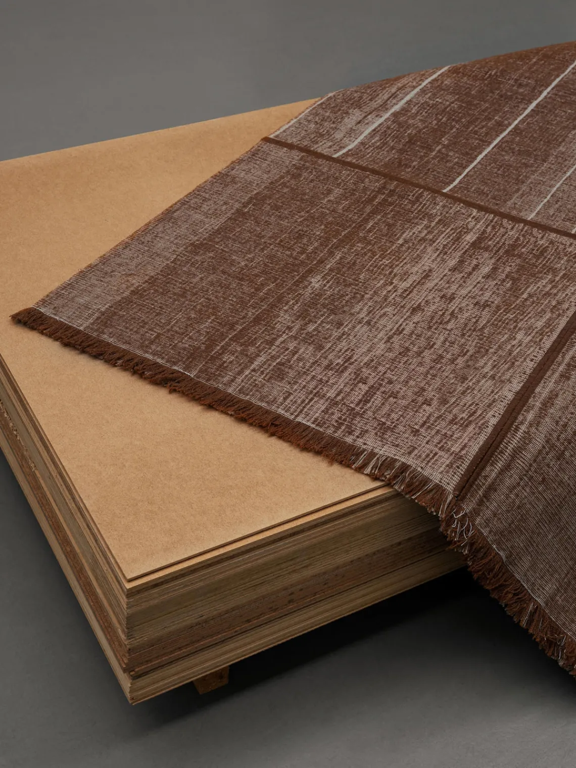 Rectangular|Alfombras Rectangulares>Louis de Poortere Alfombra de pelo corto con flecos diseño Folkform Monochrome Turrón, rojo vino, beige claro