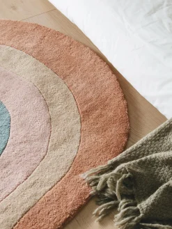 Decoración Infantil|Alfombras Infantiles></noscript>benuta Alfombra infantil artesanal de lana con flecos Rainbow