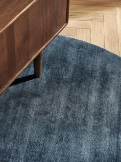 Redonda|Alfombras Rectangulares></noscript>Westwing Collection Alfombra redonda artesanal de viscosa Jane Azul oscuro