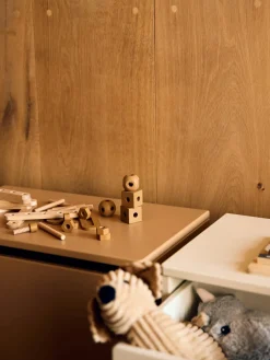 Mesas Y Sillas Infantiles|Decoración Infantil></noscript>Flexa Banco infantil con espacio de almacenamiento Dots Marrón claro