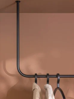 Percheros De Pie|Percheros De Pie></noscript>Metallbude Barra de metal artesanal Enio Negro