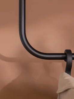 Percheros De Pie|Percheros De Pie></noscript>Metallbude Barra de metal artesanal Enio Negro