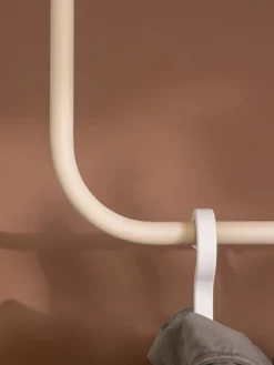 Percheros De Pie|Percheros De Pie></noscript>Metallbude Barra de metal artesanal Enio Beige