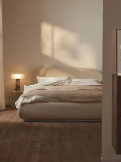 Hot Cama tapizada redondeada en tejido bouclé Alba Camas Tapizadas|Camas