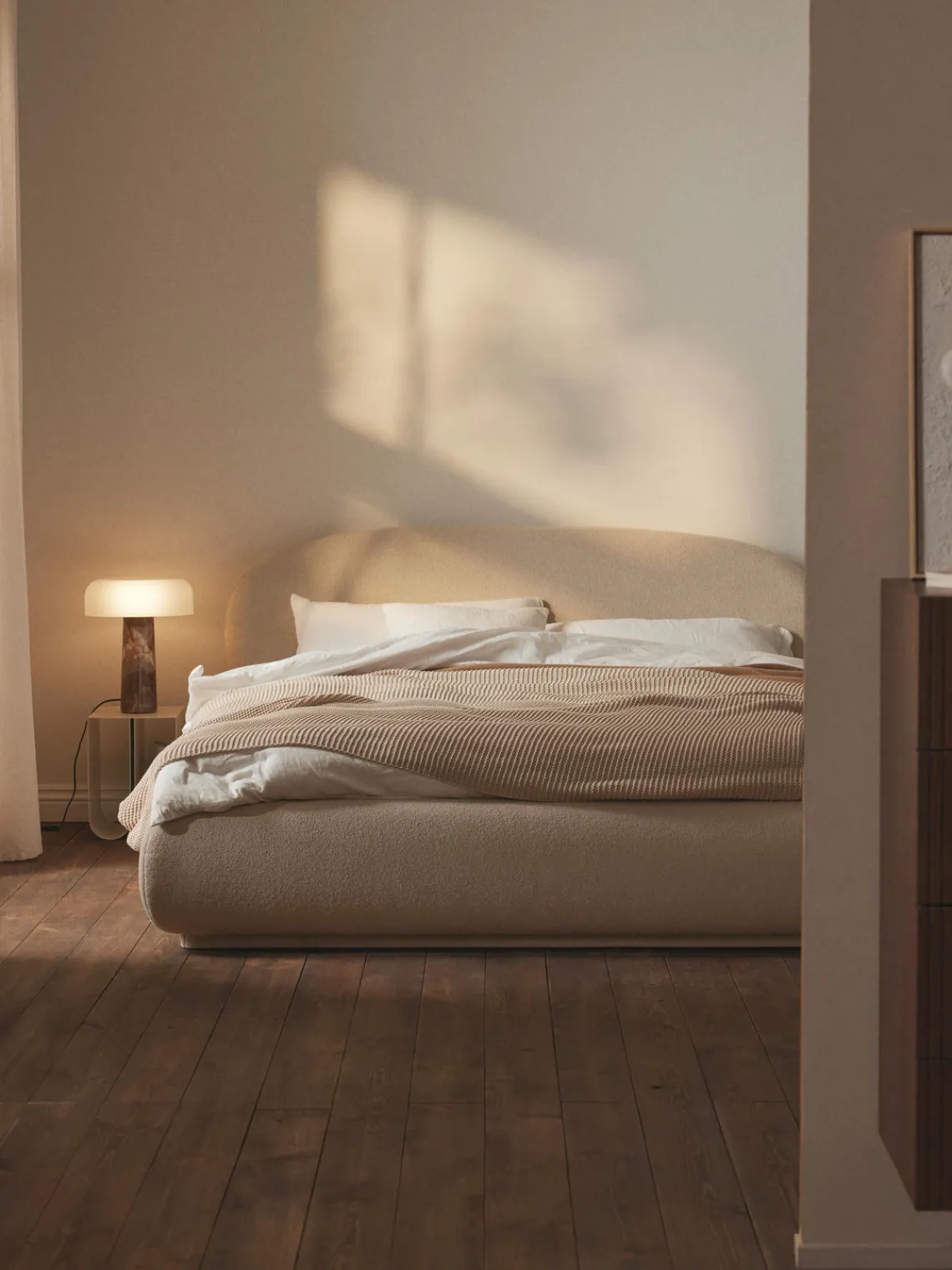 Hot Cama tapizada redondeada en tejido bouclé Alba Camas Tapizadas|Camas