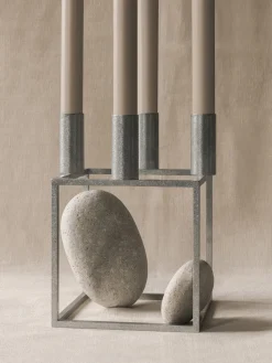 Candelabros|Jarrones></noscript>Audo Copenhagen Candelabro de metal Kubus Plateado