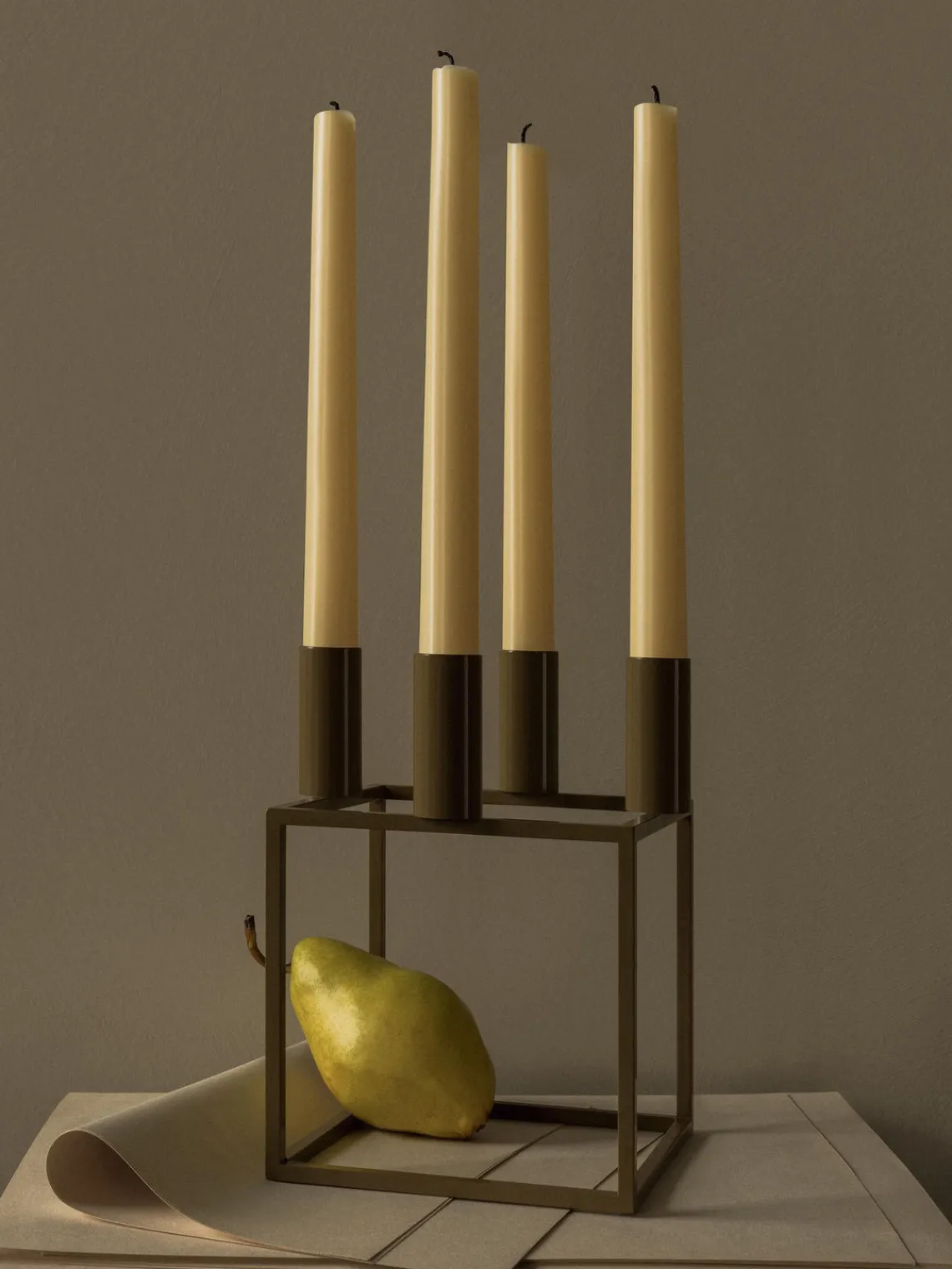 Candelabros|Jarrones>Audo Copenhagen Candelabro de metal Kubus Verde oliva