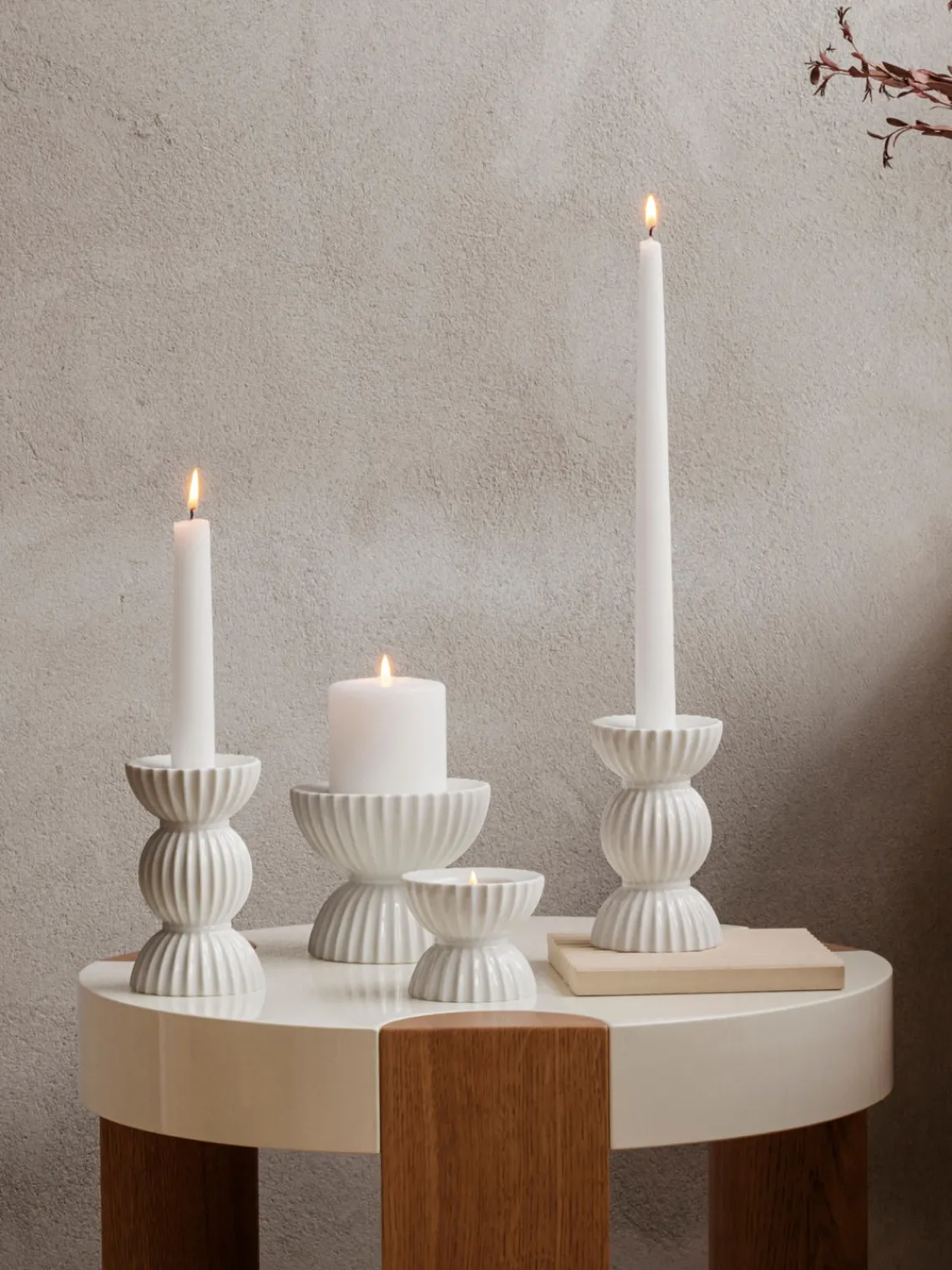 Candelabro de porcelana con relieves Tura Candelabros|Jarrones