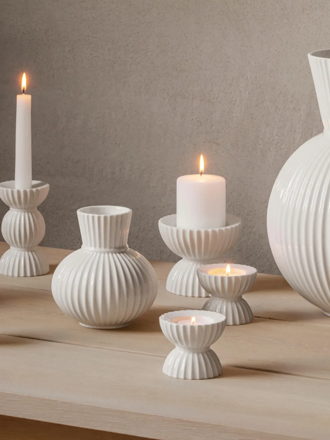 Candelabro de porcelana con relieves Tura Candelabros|Jarrones