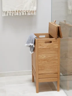 Cestos De La Ropa|Jarrones></noscript>Form & Refine Cesta de ropa de madera de roble A Line