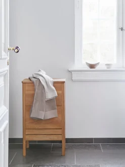 Cestos De La Ropa|Jarrones></noscript>Form & Refine Cesta de ropa de madera de roble A Line