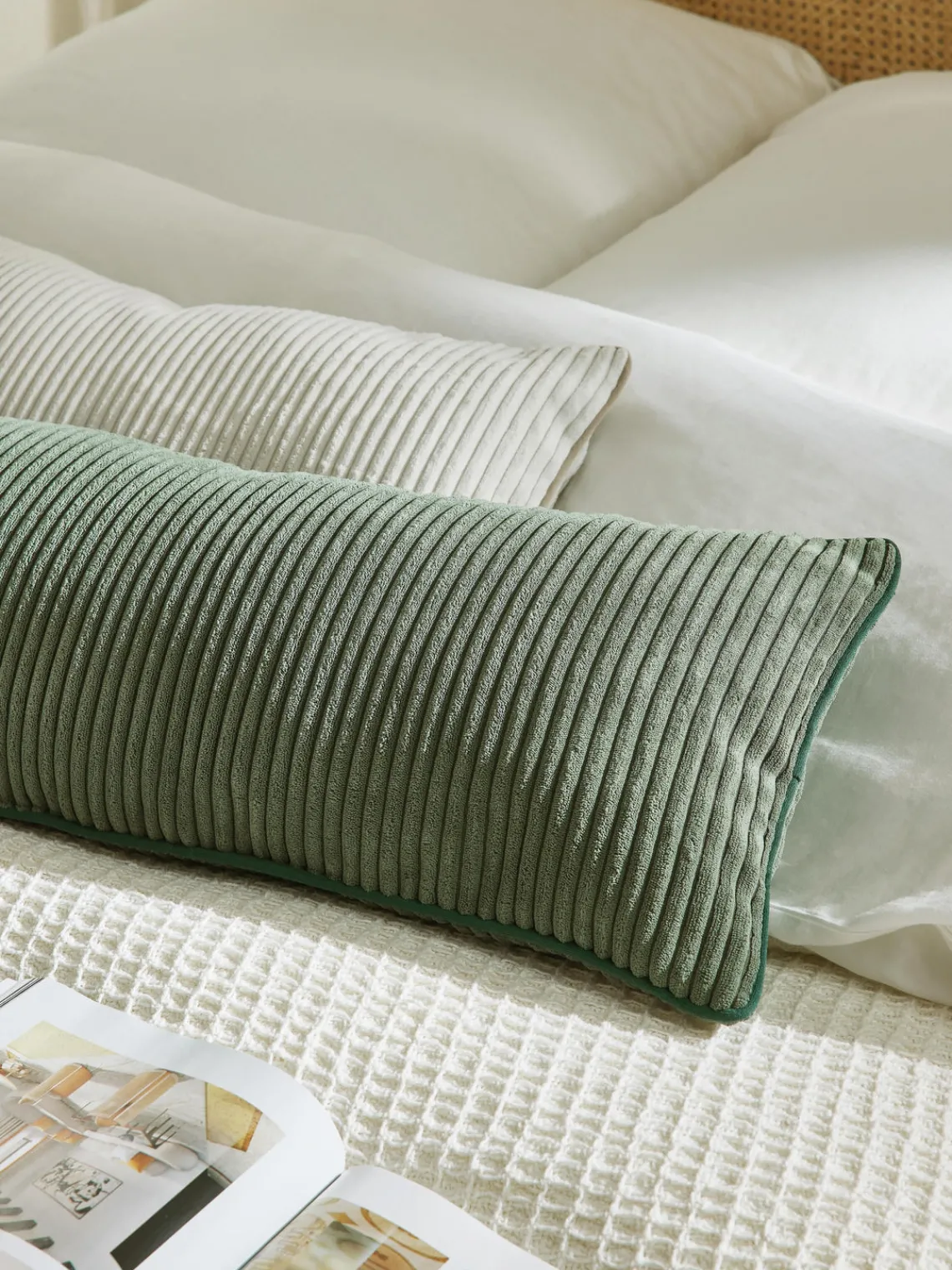 Mantas|Cojines Decorativos>Westwing Collection Cojín alargado de pana Kylen Verde oliva, verde oscuro