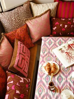 Cojín artesanal con mechones decorativos Cleo Cojines Decorativos|Mantas