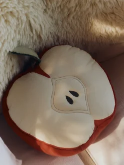 Cojines Infantiles|Decoración Infantil></noscript>Lorena Canals Cojín artesanal de algodón Apple