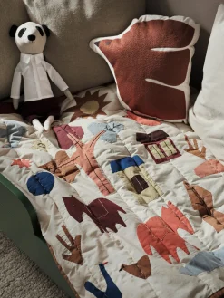 Decoración Infantil|Cojines Infantiles></noscript>Ferm Living Kids Cojín bordado de algodón ecológico Swif Bird Terracota, blanco Off White