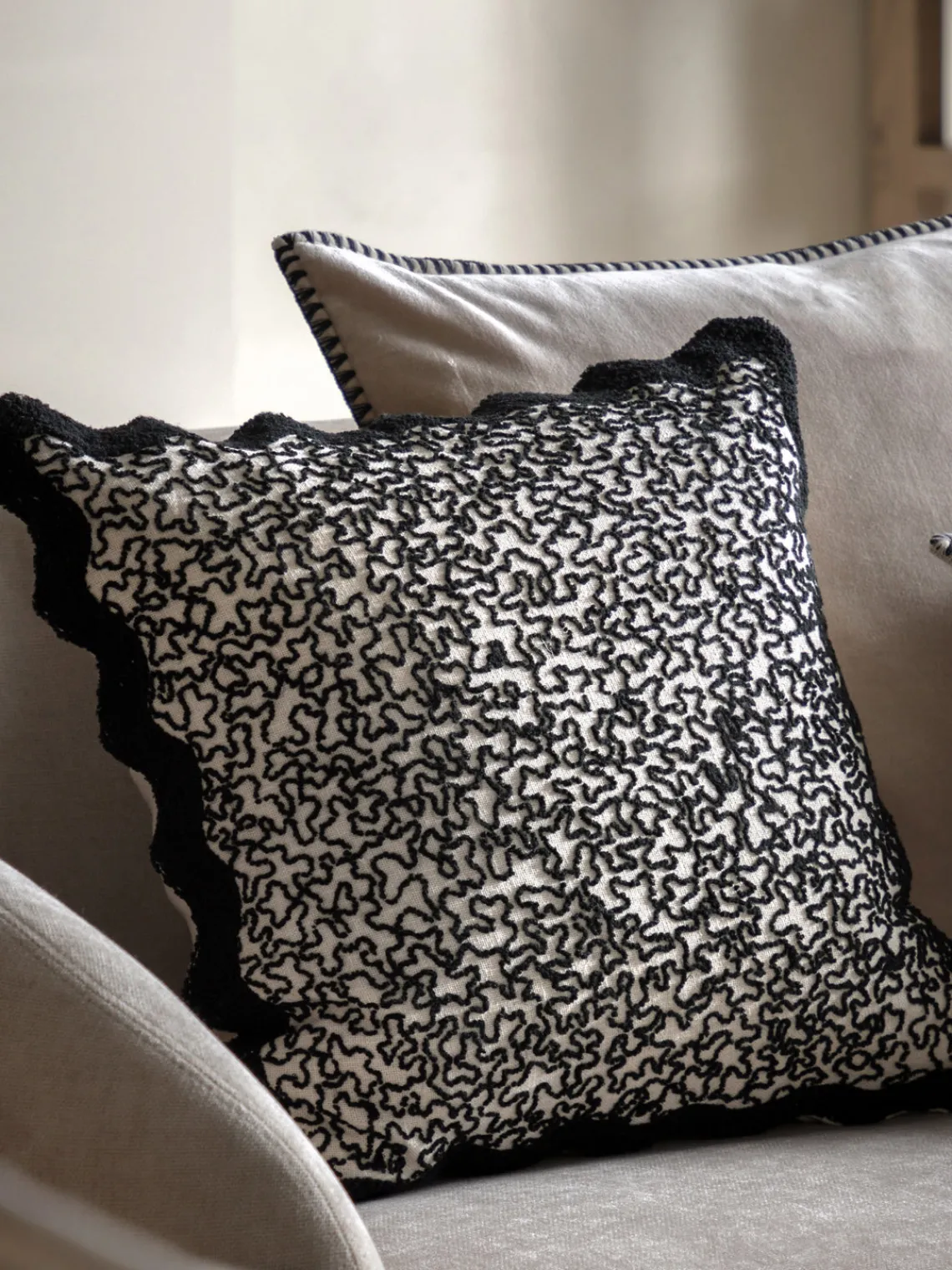 Cojines Decorativos|Mantas> Cojín de algodón con borde festoneado Tabor Negro, blanco Off White