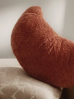 Cojín en forma de croissant en tejido bouclé Francois Cojines Decorativos|Mantas