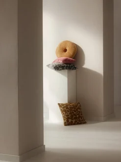 Cojines Decorativos|Mantas>Westwing Collection Cojín en forma de donut en tejido bouclé Jack Marrón claro