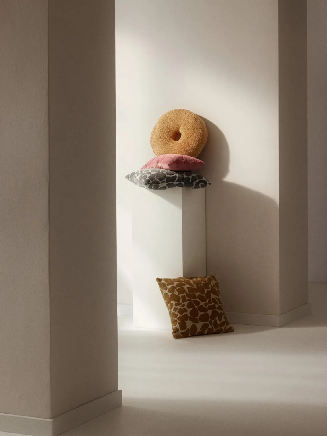 Cojines Decorativos|Mantas>Westwing Collection Cojín en forma de donut en tejido bouclé Jack Marrón claro