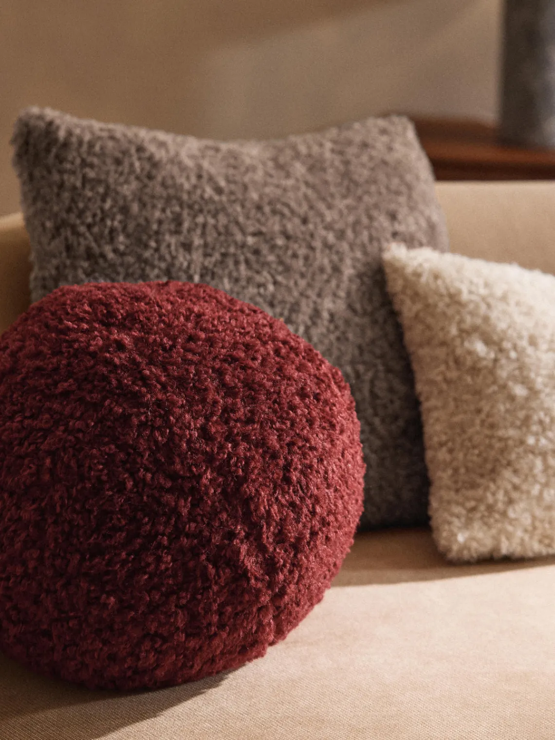 Mantas|Cojines Decorativos>Westwing Collection Cojín esférico de borreguillo Dotty Rojo vino