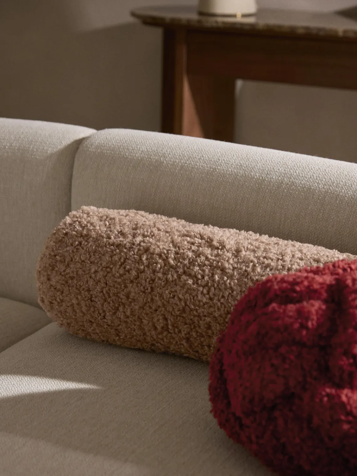 Cojines Decorativos|Mantas>Westwing Collection Cojín nudo de borreguillo Dotty Rojo vino