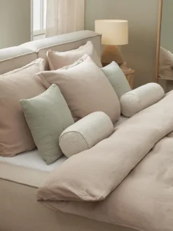 Cojín rulo en tejido bouclé con ribete Aya Mantas|Cojines Decorativos