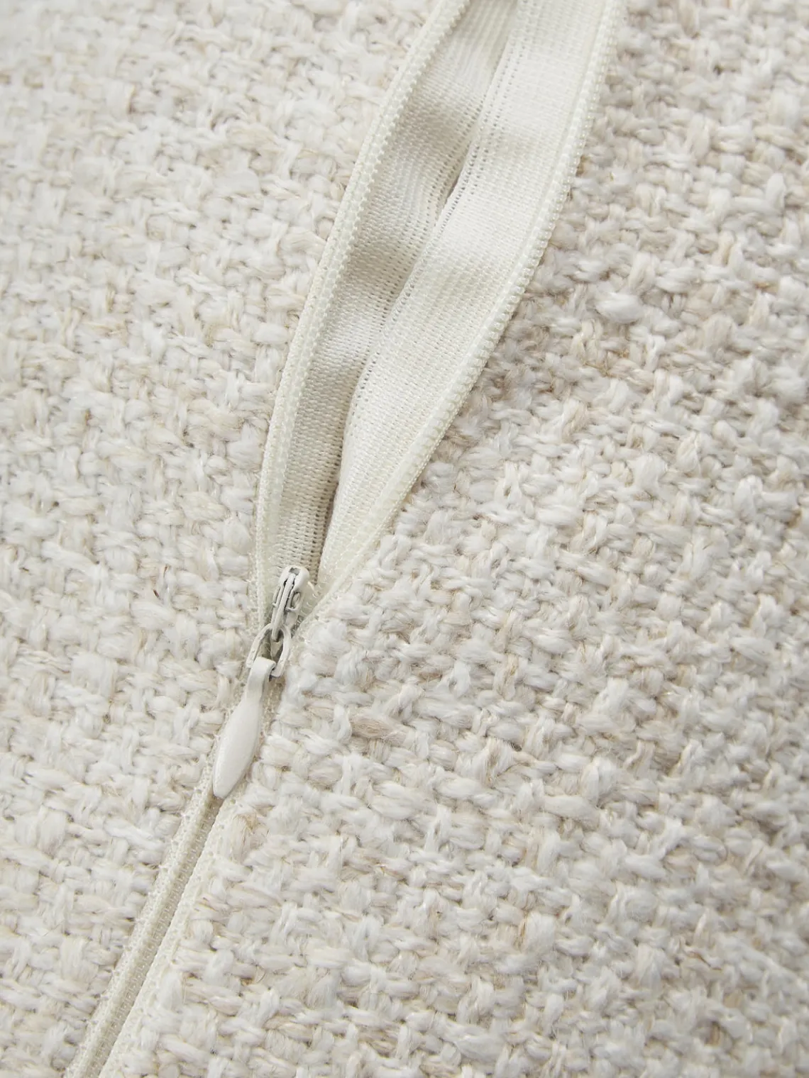 Cojín rulo en tejido bouclé con ribete Aya Mantas|Cojines Decorativos