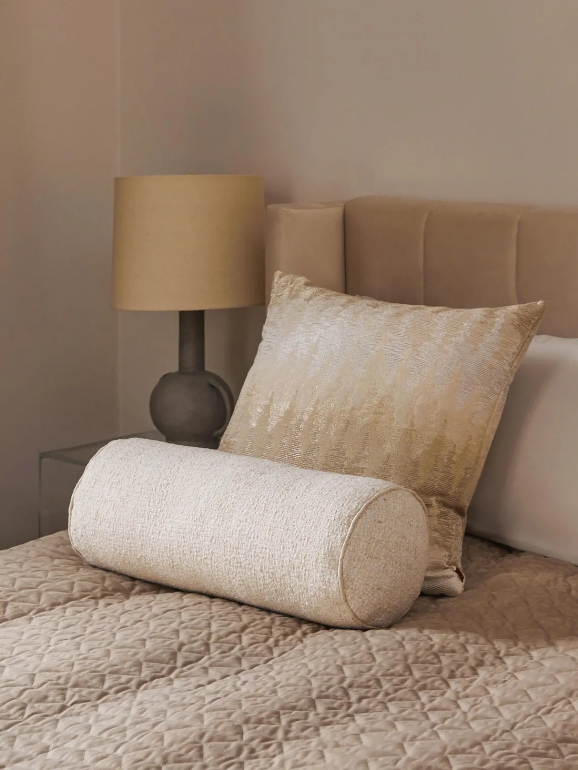 Cojín rulo en tejido bouclé con ribete Aya Mantas|Cojines Decorativos