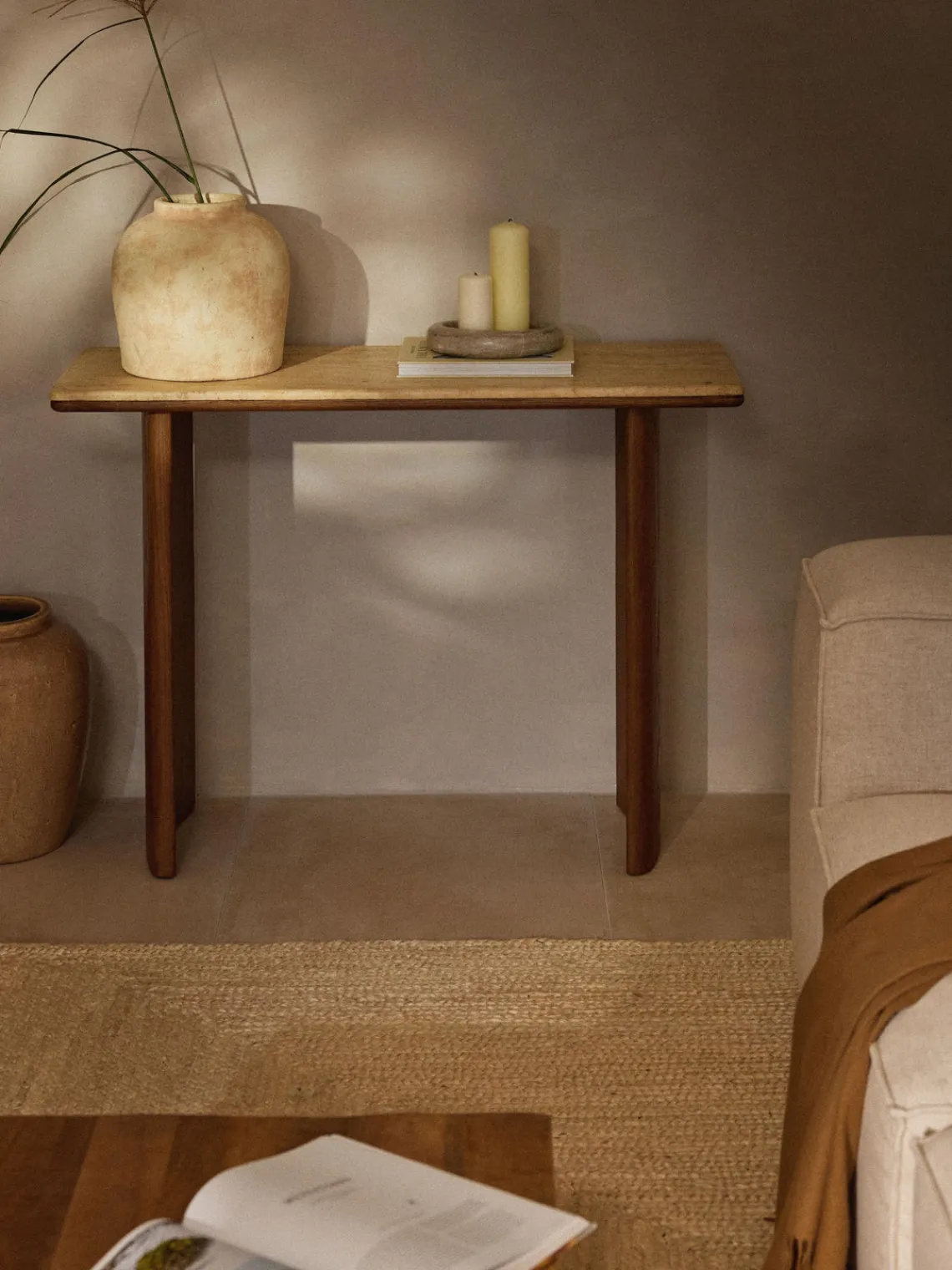 Consola de madera de roble con tablero de travertino Chandler Mesas Consola|Consolas