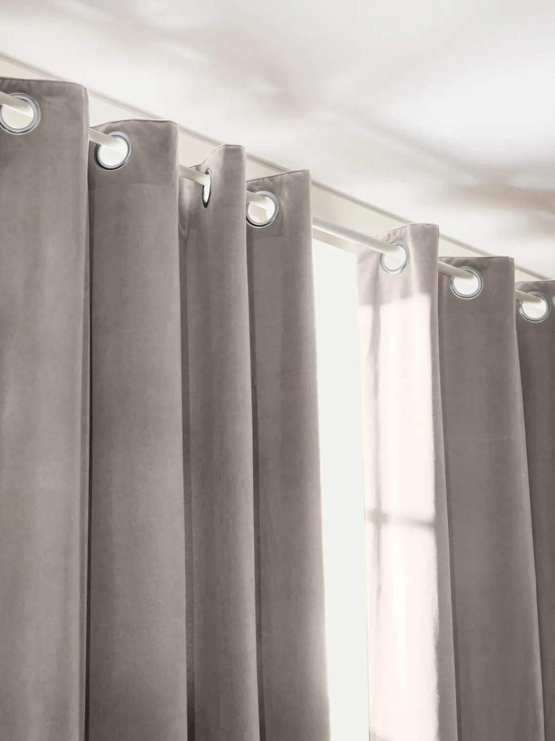 Cortinas Y Visillos|Mantas>Westwing Collection Cortinas de terciopelo oscuras con ojales Rush, 2 uds. Gris