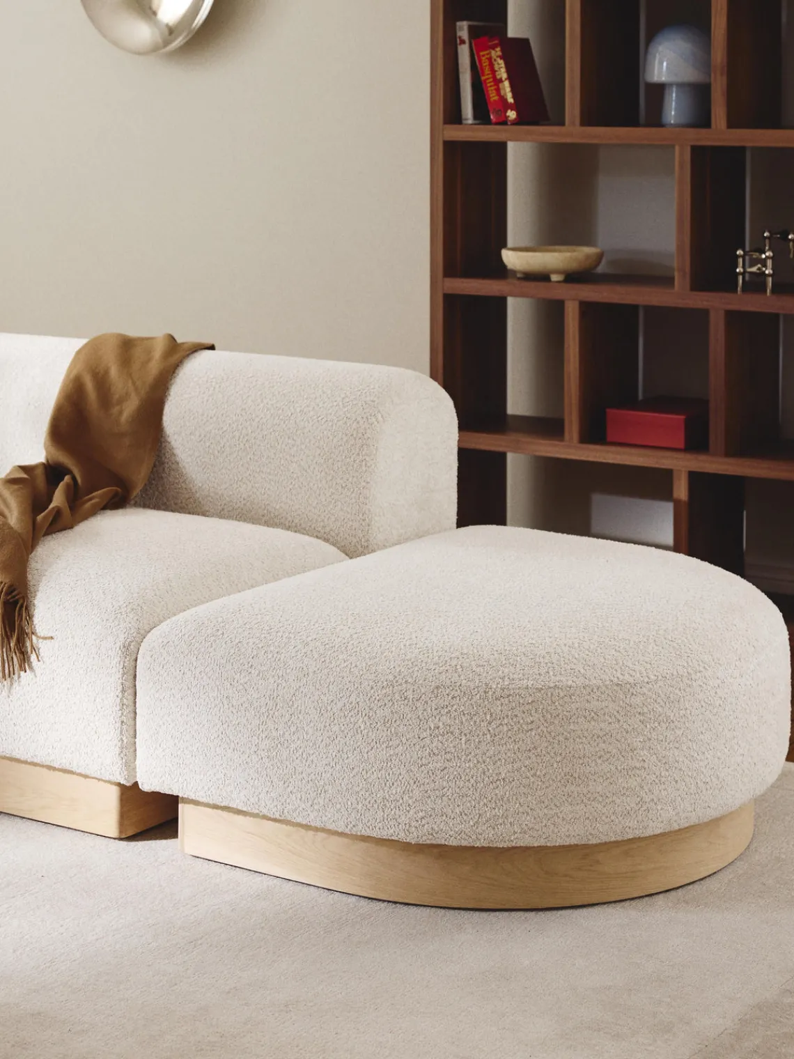 Sofás>Westwing Collection Diván modular de borreguillo bouclé con reposapiés Natalie Borreguillo bouclé blanco Off White, madera de haya clara