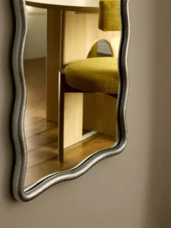 Sale Espejo de cuerpo entero de metal ondulado Reggie Jarrones|Decoración