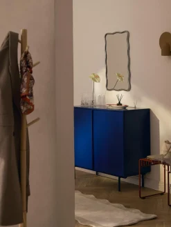 Clearance Espejo de pared con marco de metal ondulado Reggie Jarrones|Espejos De Pared