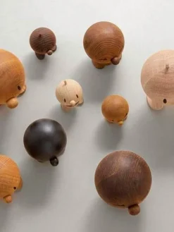 Figuras Decorativas|Jarrones></noscript>Hoptimist Figura de madera de roble ahumado Bumble