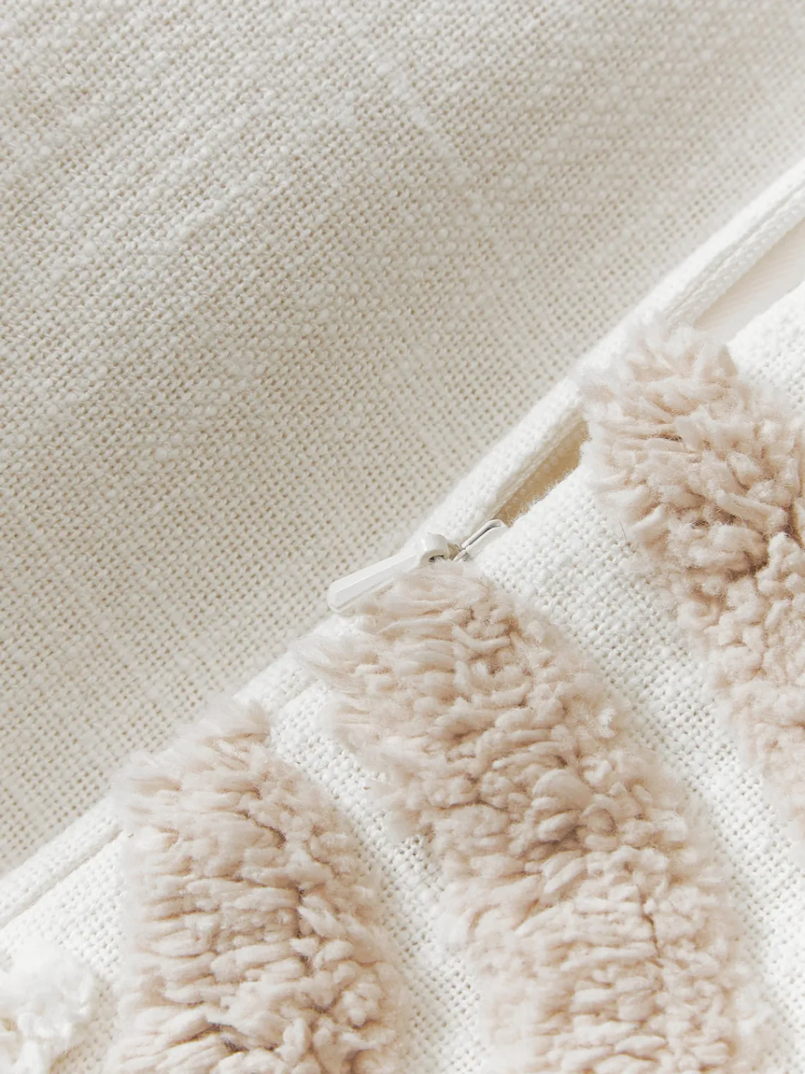 Funda de cojín artesanal con relieves Coraline Mantas|Cojines Decorativos