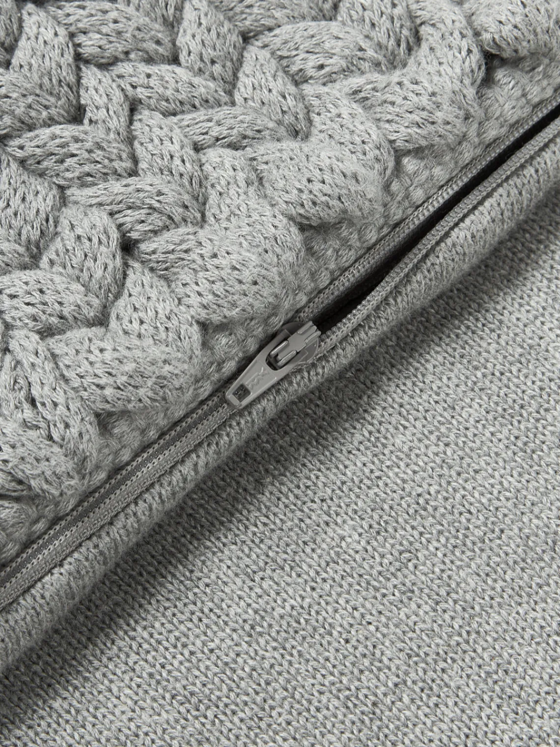 Cojines Decorativos|Mantas>Westwing Collection Funda de cojín artesanal de punto grueso Adyna Gris oscuro