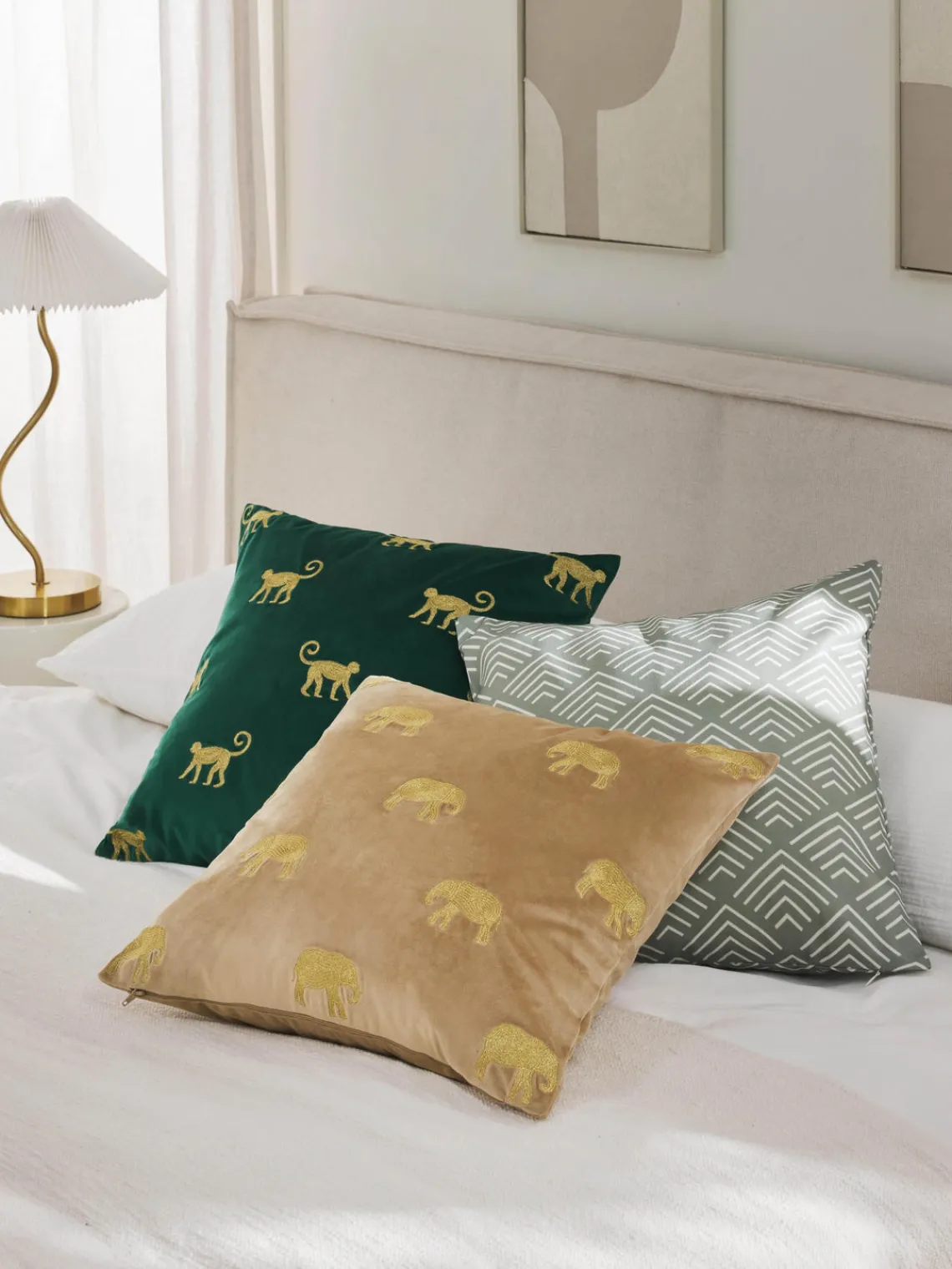 Cojines Decorativos|Mantas>Westwing Collection Funda de cojín bordada de terciopelo Elefco Beige, dorado