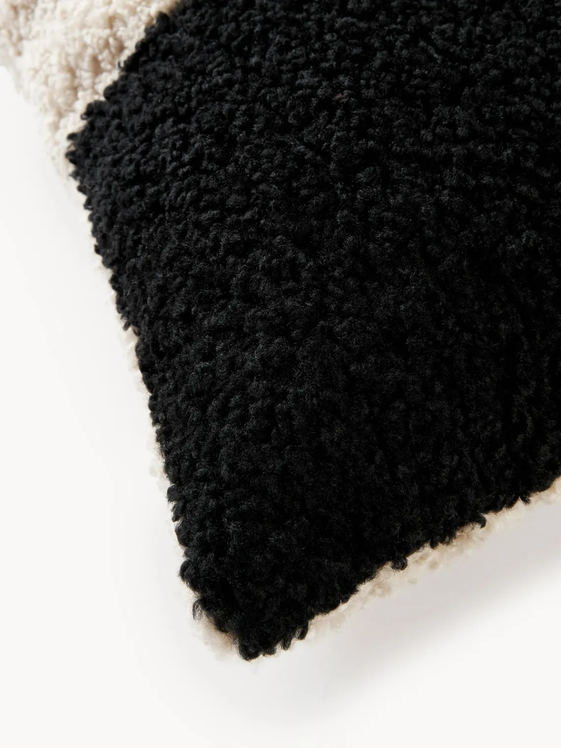 Cojines Decorativos|Mantas>Westwing Collection Funda de cojín de borreguillo Mateo Beige claro, negro