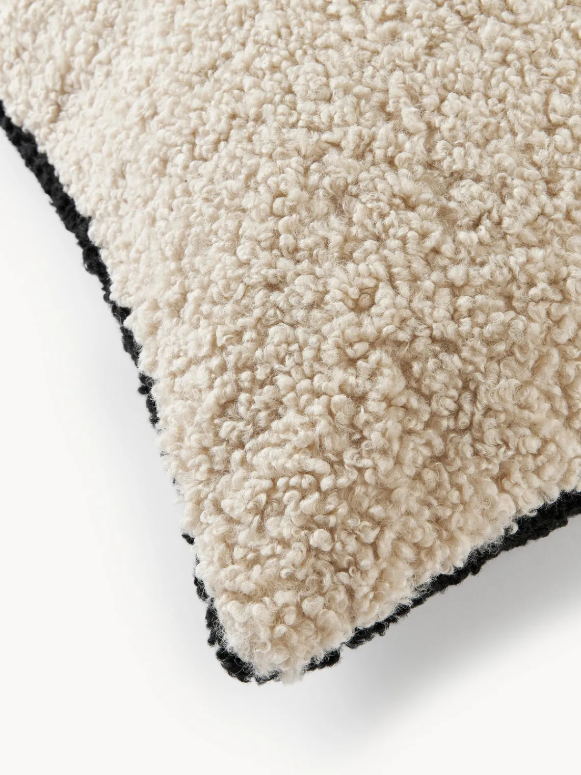 Cojines Decorativos|Mantas>Westwing Collection Funda de cojín de borreguillo Mateo Beige claro, negro