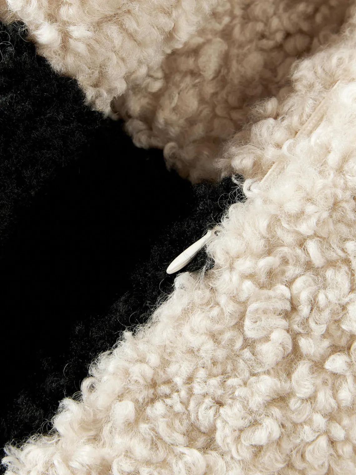 Cojines Decorativos|Mantas>Westwing Collection Funda de cojín de borreguillo Mateo Beige claro, negro