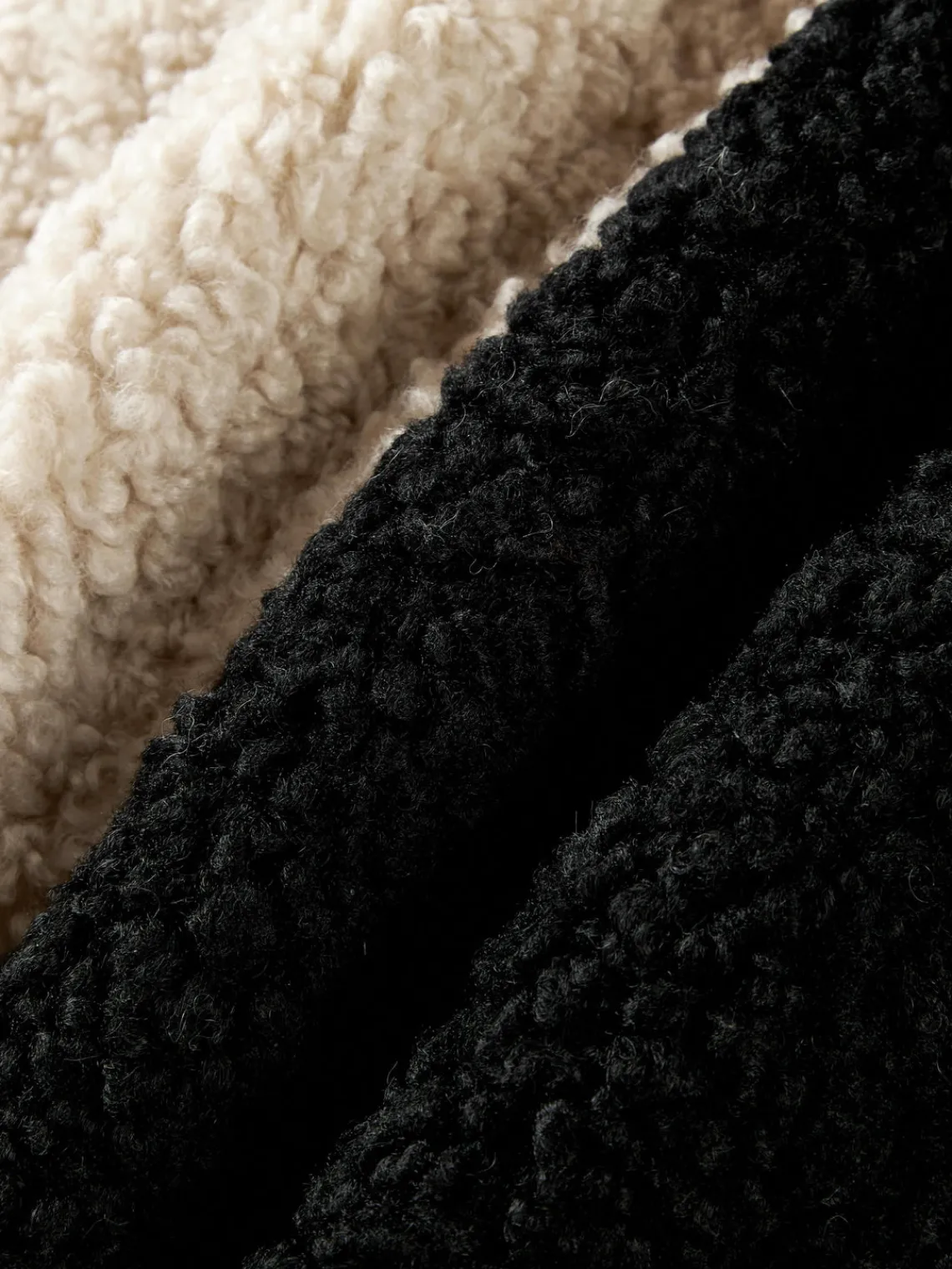 Cojines Decorativos|Mantas>Westwing Collection Funda de cojín de borreguillo Mateo Beige claro, negro