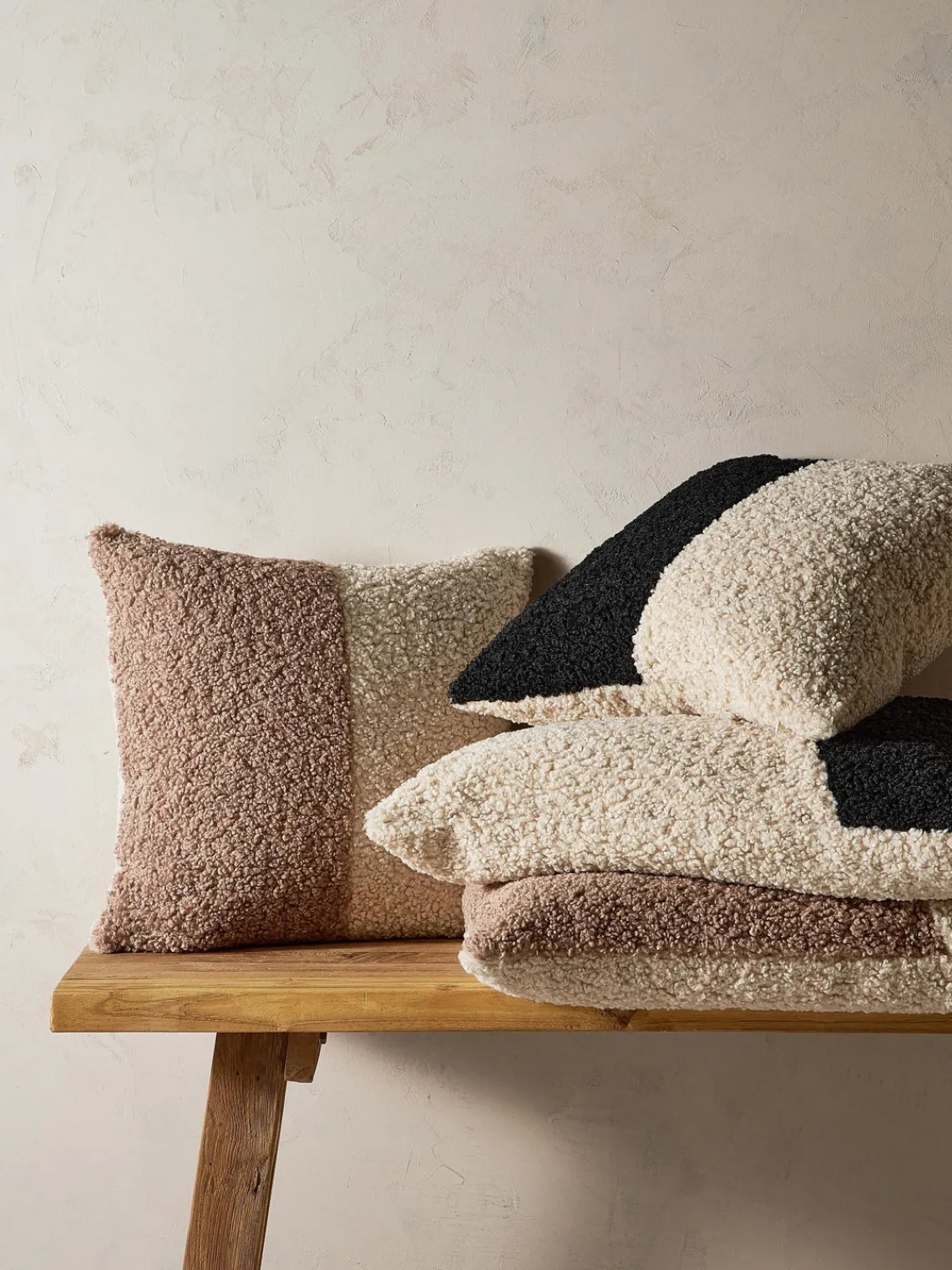 Cojines Decorativos|Mantas>Westwing Collection Funda de cojín de borreguillo Mateo Beige claro, negro