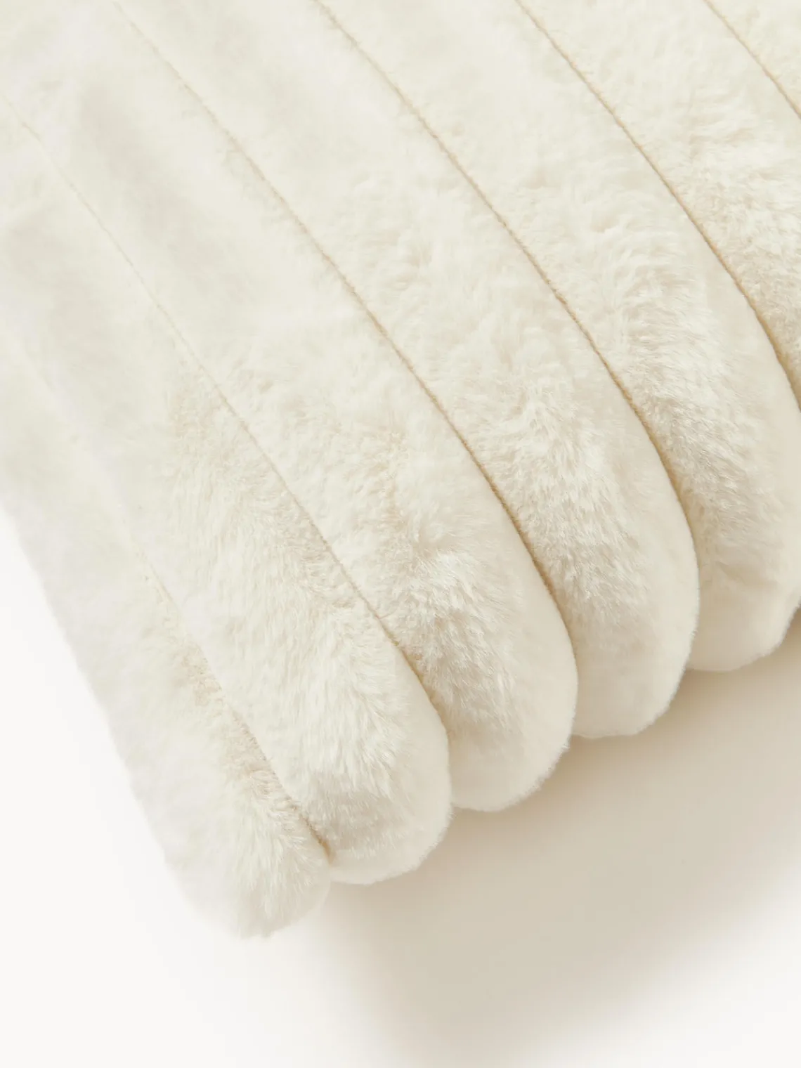 Cojines Decorativos|Mantas>Westwing Collection Funda de cojín de piel sintética Lovey Blanco crema