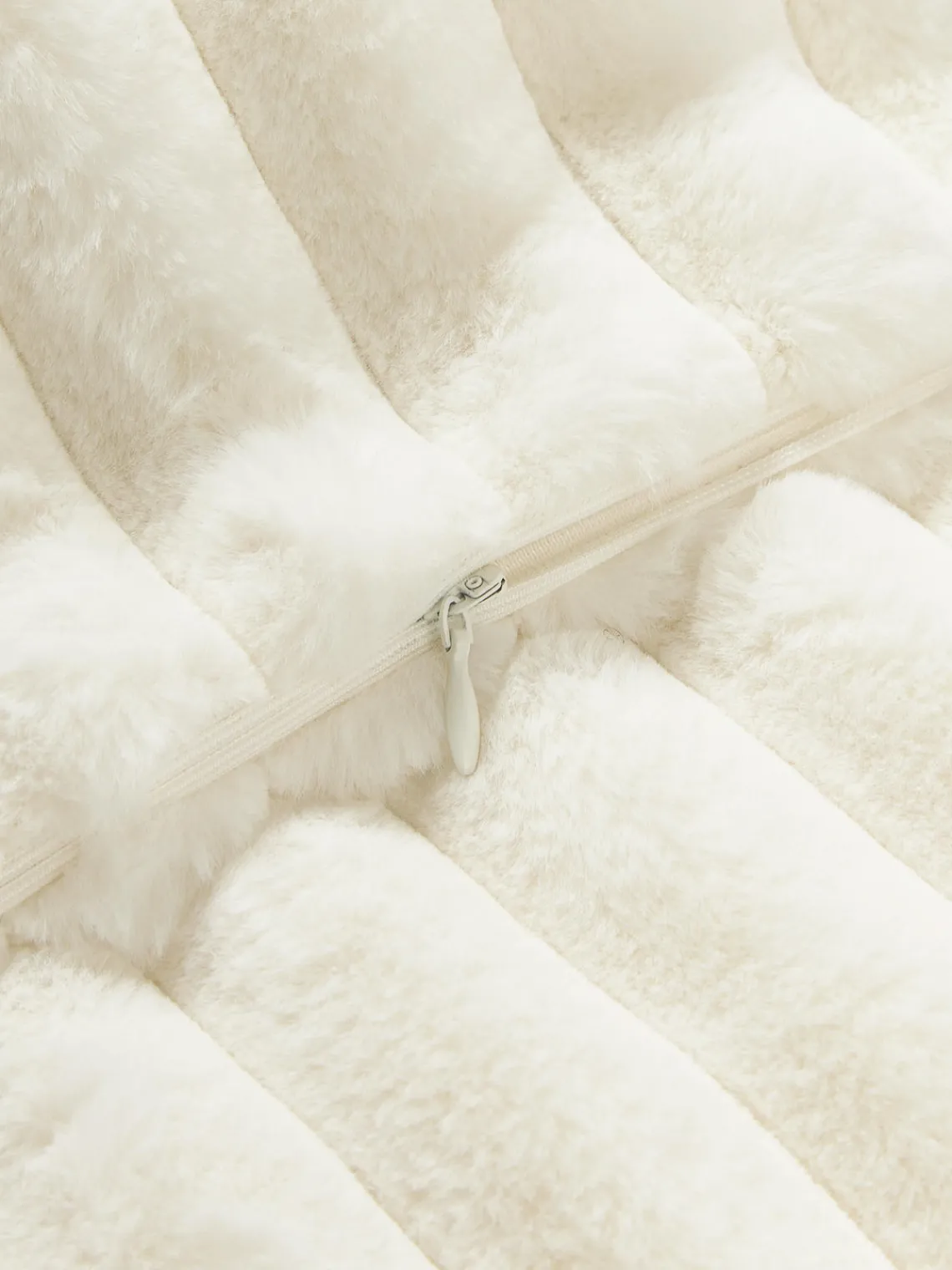 Cojines Decorativos|Mantas>Westwing Collection Funda de cojín de piel sintética Lovey Blanco crema