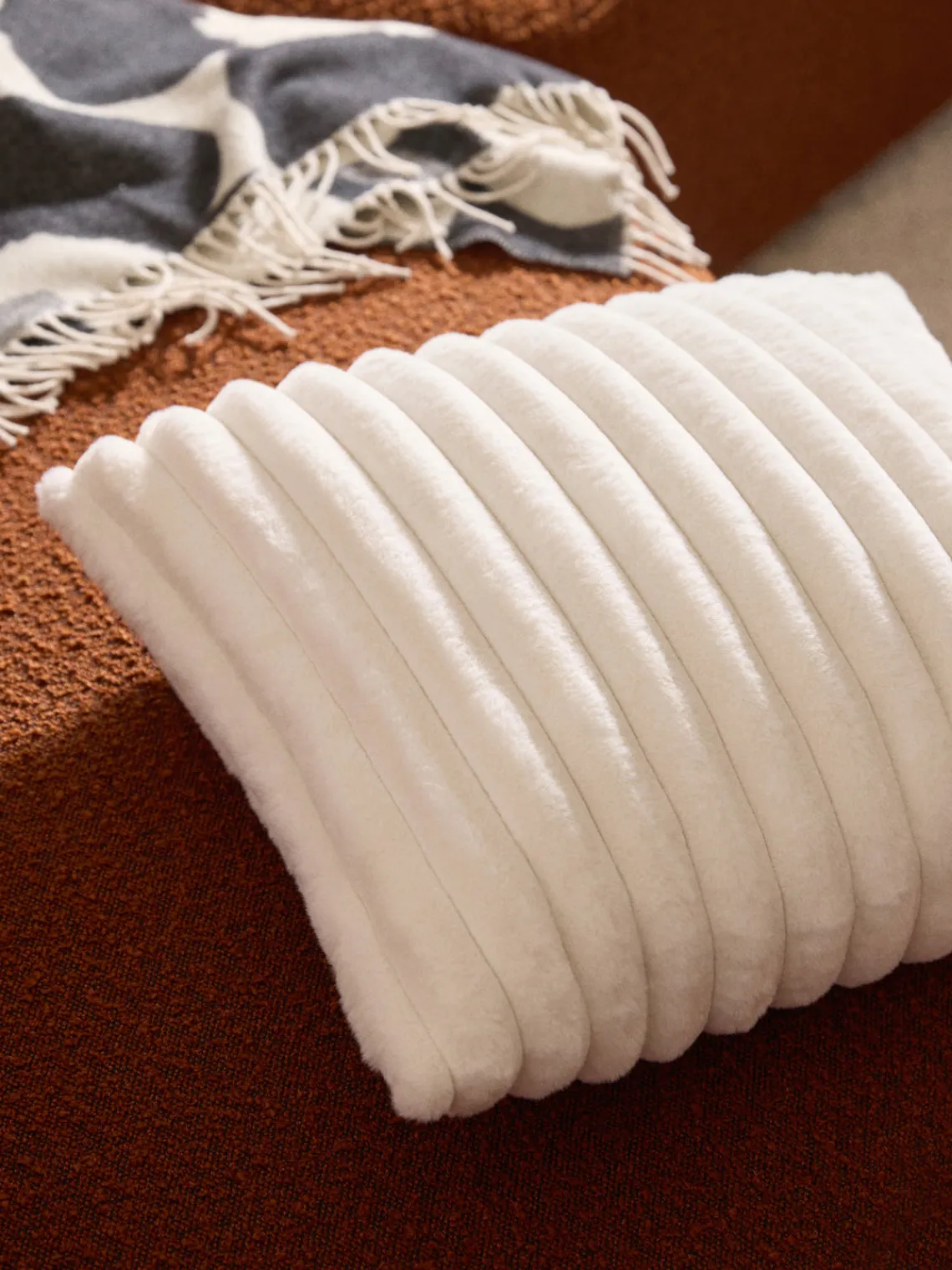 Cojines Decorativos|Mantas>Westwing Collection Funda de cojín de piel sintética Lovey Blanco crema