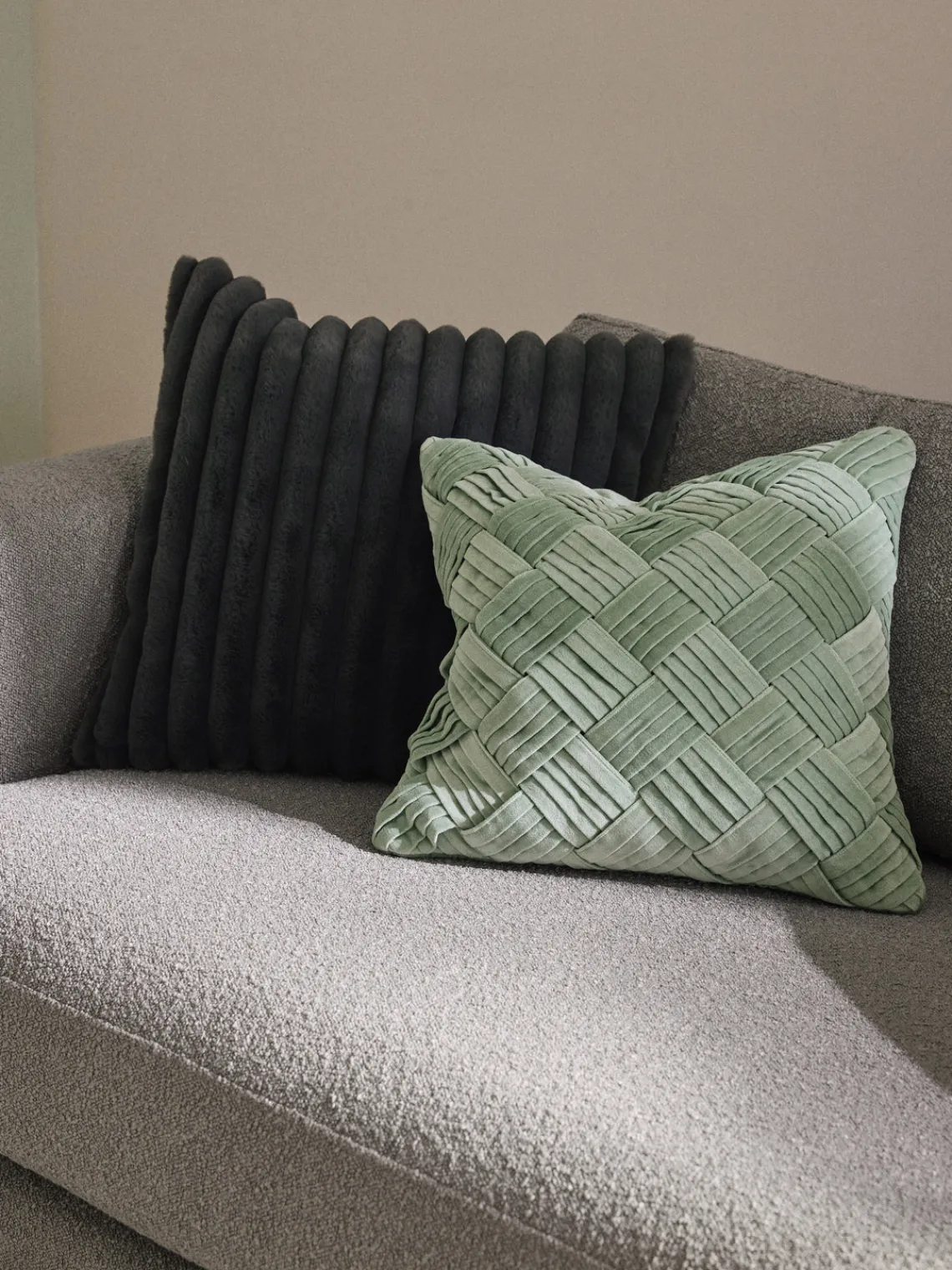 Cojines Decorativos|Mantas>Westwing Collection Funda de cojín de piel sintética Lovey Gris oscuro