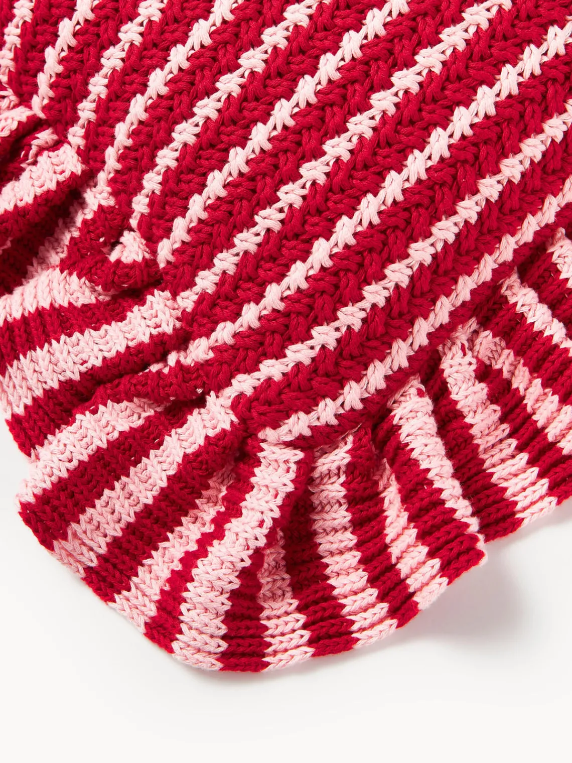 Cojines Decorativos|Mantas>Westwing Collection Funda de cojín de punto a rayas con volantes Blaise Rojo, rosa claro