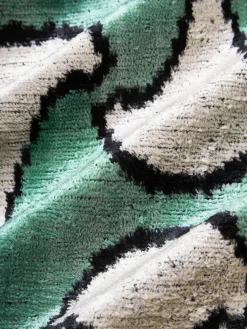 Cojines Decorativos|Mantas></noscript>Les Ottomans Funda de cojín de terciopelo con estampado abstracto Velvety Verde oscuro, beige claro, negro